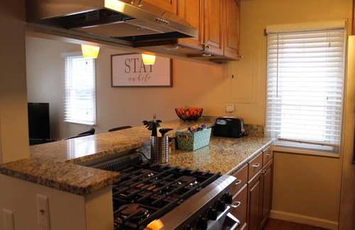 Royal Oak House | Walk to Downtown Royal Oak - Quiet neighborhood - Cozy 2 Bed 1 Bath Bungalow
