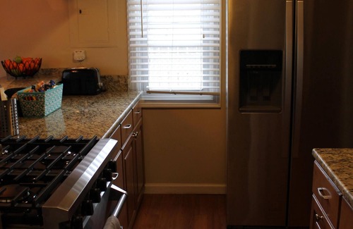 Royal Oak House | Walk to Downtown Royal Oak - Quiet neighborhood - Cozy 2 Bed 1 Bath Bungalow