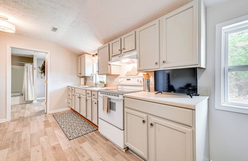 Greensburg Apartment | Walk to Dtwn Greensburg: Charming Unit w/Deck!