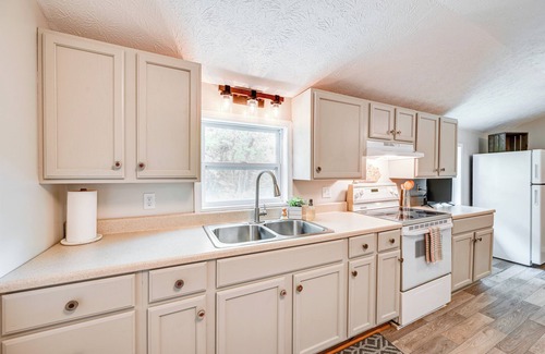 Greensburg Apartment | Walk to Dtwn Greensburg: Charming Unit w/Deck!