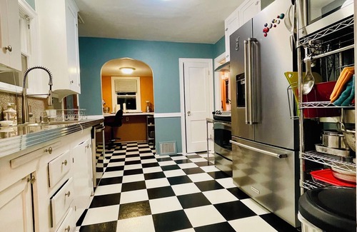 Phinney Ridge House | Walk to EVERYTHING! Nextdoor to great restaurants and bars, close to the zoo