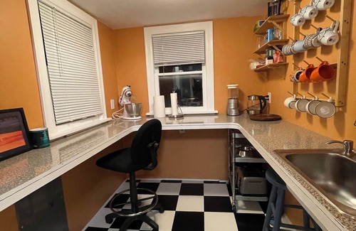 Phinney Ridge House | Walk to EVERYTHING! Nextdoor to great restaurants and bars, close to the zoo