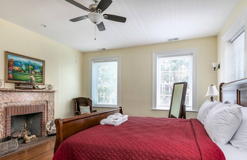 Harleston Village House | Walk to everywhere - 4 Bedroom House - 2 Blocks to King st. Free parking.