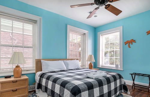 Harleston Village House | Walk to everywhere - 4 Bedroom House - 2 Blocks to King st. Free parking.
