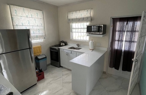 Atlantic Shores Cottage | Walk to Freights Bay surfing & Miami Beach! Perfect for remote workers.