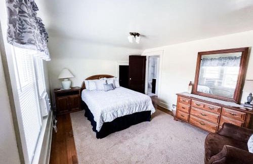 Endicott House | Walk to Golfcourse EnJoie House PetFriendly