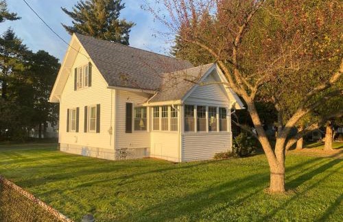 Endicott House | Walk to Golfcourse EnJoie House PetFriendly