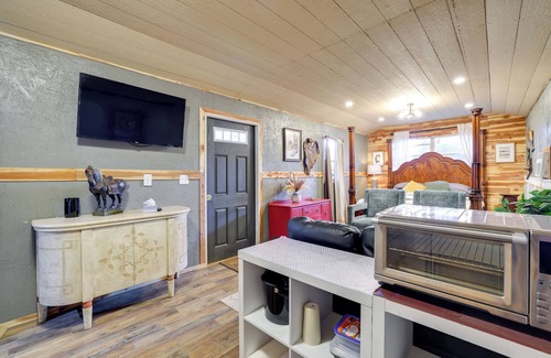 Grove Apartment | Walk to Grand Lake: Pet-Friendly Grove Getaway!