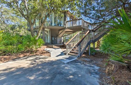 Sea Pines House | Walk to Harbour Town Airy Treehouse with Bikes