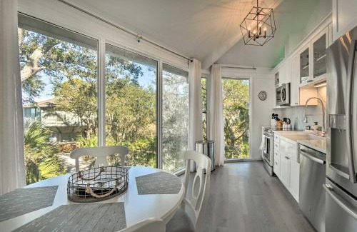 Sea Pines House | Walk to Harbour Town Airy Treehouse with Bikes