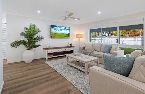 Noosa Heads House | Walk to Hastings Street, Noosa Sound