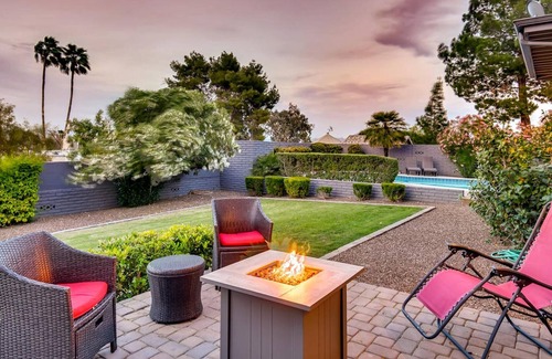 Paradise Valley Village House | Walk to Hiking! Views - 5BR - Remodeled