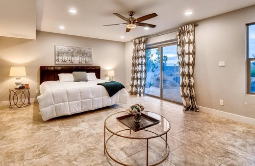 Paradise Valley Village House | Walk to Hiking! Views - 5BR - Remodeled