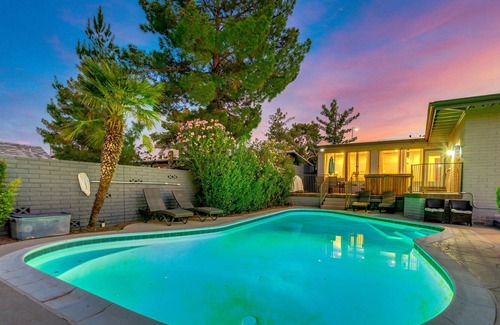Paradise Valley Village House | Walk to Hiking! Views - 5BR - Remodeled