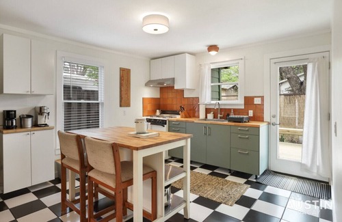 Holly House | Walk to Lady Bird Lake from Perfectly Quaint Home