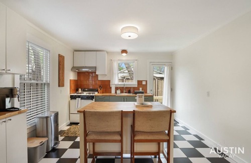 Holly House | Walk to Lady Bird Lake from Perfectly Quaint Home
