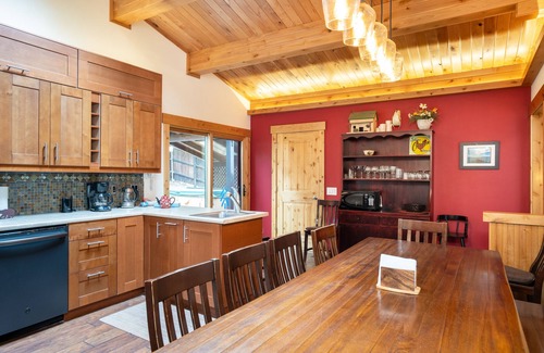 Lake Forest House | Walk to Lake and Skylandia Beach, close to Tahoe City! Fenced Yard