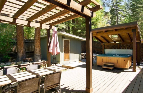 Lake Forest House | Walk to Lake and Skylandia Beach, close to Tahoe City! Fenced Yard