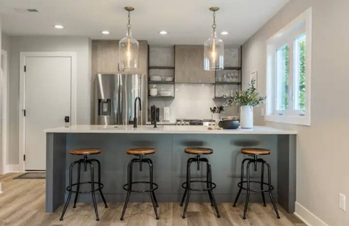 Williams Bay House | Walk to Lake/Beach/Restaurants and more!