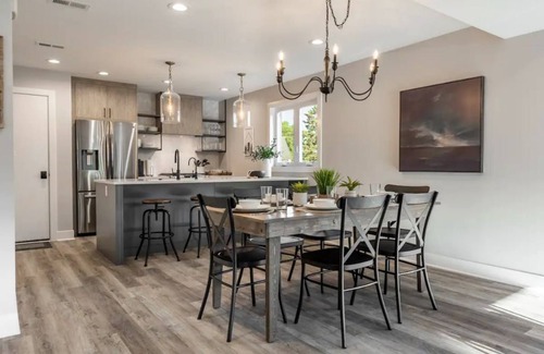 Williams Bay House | Walk to Lake/Beach/Restaurants and more!
