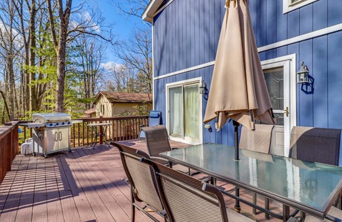 Lake Harmony House | Walk to Lake Harmony Family Retreat with Decks!