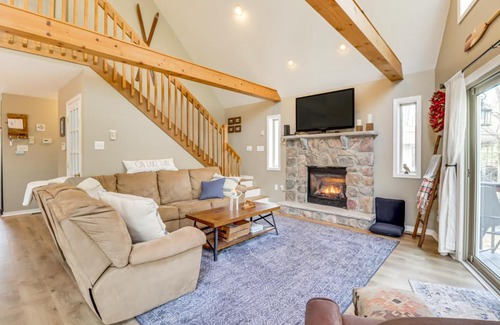 Lake Harmony House | Walk to Lake Harmony Family Retreat with Decks!