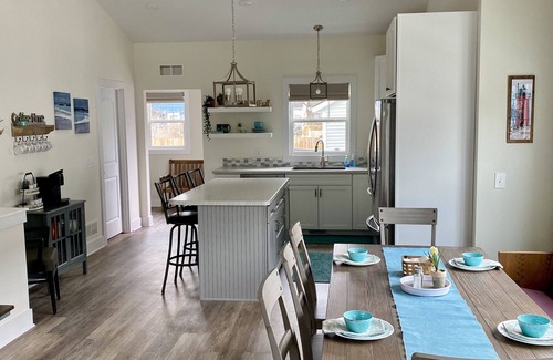 South Haven Cottage | Walk to Lake Michigan, downtown, and Kid's Corner!