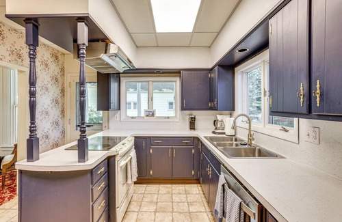 Ludington Cottage | Walk to Lake Michigan & Dtwn: ‘Coastal Grand'