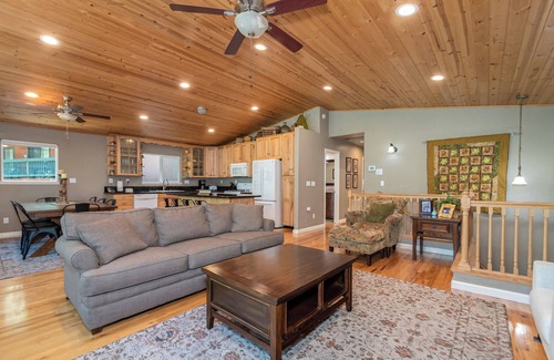 Glencoe Cabin | WALK TO LAKEMONT PINES LAKE AND ARNOLD RIM TRAIL W/AIR CONDITIONING