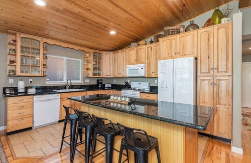 Glencoe Cabin | WALK TO LAKEMONT PINES LAKE AND ARNOLD RIM TRAIL W/AIR CONDITIONING