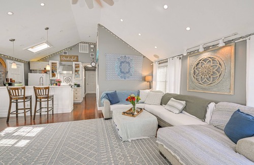 Long Beach House | Walk to Ocean: Pet-Friendly Home in Long Beach!