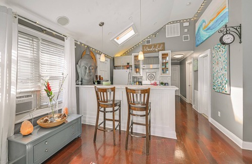 Long Beach House | Walk to Ocean: Pet-Friendly Home in Long Beach!