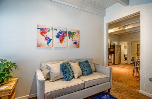 West Old Town Apartment | Walk to Old Town -2BR 2BA, bottom floor