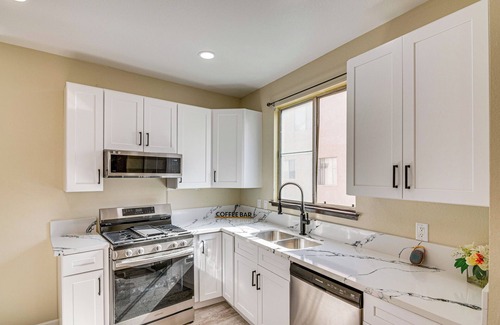 Sylmar House | Walk to Olive View Medical: Home w/ Pool Access!