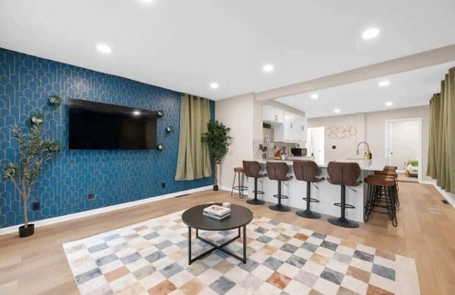 Weinland Park House | Walk to OSU: Relaxing Retreat with Hot Tub