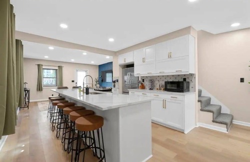 Weinland Park House | Walk to OSU: Relaxing Retreat with Hot Tub