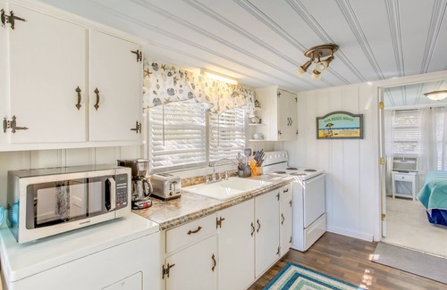 Downtown Myrtle Beach Cottage | Walk to Pier: Coastal Gem w/Views in Myrtle Beach