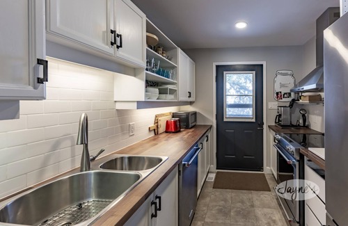 Muskoka Lakes Cottage | Walk to Port Carling, 5+ bdrm, 1 bath! Ping Pong, Canoe, Kayak! Shallow Sandy!
