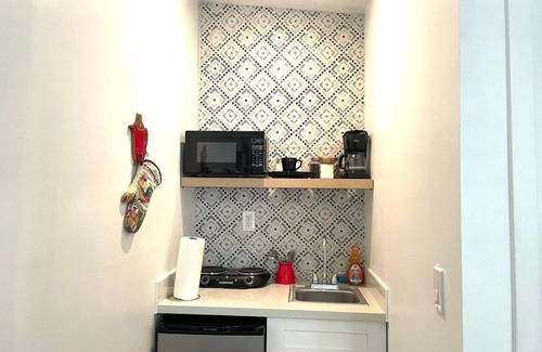 Little Havana Cottage | Walk to Restaurants and Shops - 5S