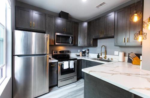 University Heights Apartment | Walk To Restaurants, Fast Wifi, Ac