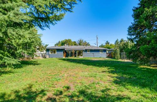 Medford House | Walk to Rogue X Medford Family Home with Large Yard