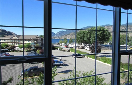 Okanagan-Similkameen Condo | Walk to Skaha Lake Beach and Stay in a Luxury Condo.