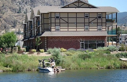 Okanagan-Similkameen Condo | Walk to Skaha Lake Beach and Stay in a Luxury Condo.