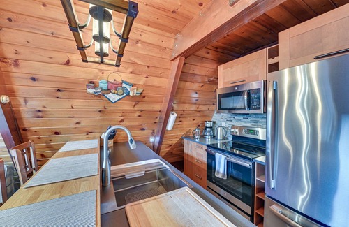 Hunter Cabin | Walk to Ski Lift! Charming Hunter A-Frame