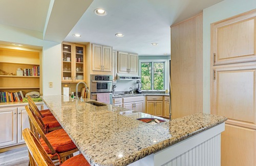 West Dover House | Walk to Ski Lift: Spacious Condo in West Dover!