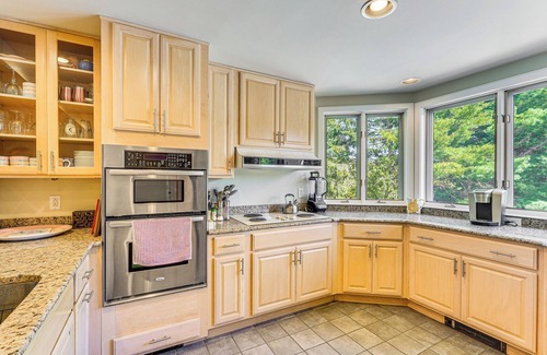 West Dover House | Walk to Ski Lift: Spacious Condo in West Dover!