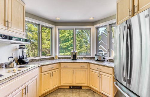 West Dover House | Walk to Ski Lift: Spacious Condo in West Dover!