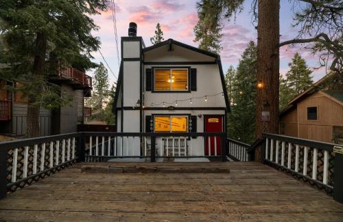 Big Bear Lake House | Walk to Ski Slopes, Hot Tub, Fast WiFi, 2 Parking, Fenced Yard, Wash & Dryer, Fire Pit, Pet Friendly, BBQ, Hike, Golf, Zoo
