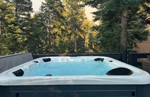 Big Bear Lake House | Walk to Ski Slopes, Hot Tub, Fast WiFi, 2 Parking, Fenced Yard, Wash & Dryer, Fire Pit, Pet Friendly, BBQ, Hike, Golf, Zoo