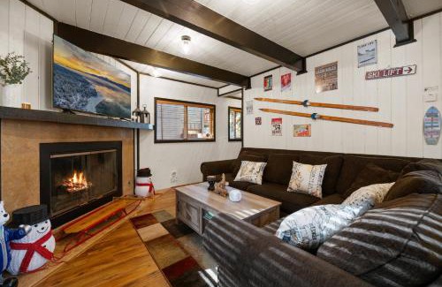 Big Bear Lake House | Walk to Ski Slopes, Hot Tub, Fast WiFi, 2 Parking, Fenced Yard, Wash & Dryer, Fire Pit, Pet Friendly, BBQ, Hike, Golf, Zoo